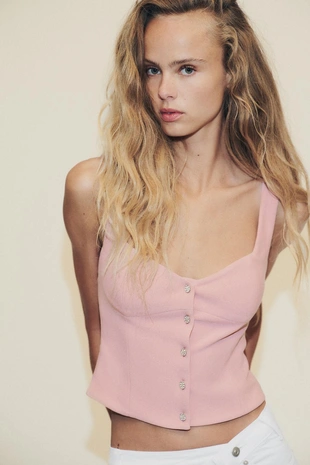 Топ из крепа с пуговицей-украшением