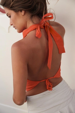 Топ из струящейся ткани с горловиной халтер и драпировкой- Заказать в России