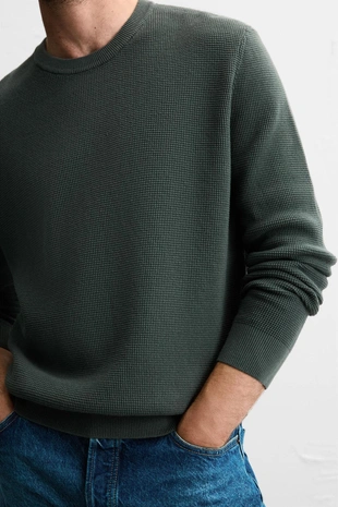 Джемпер классического кроя с рельефной тканью- Заказать в России