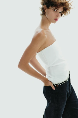 Топ без бретелей с отделкой драгоценностями