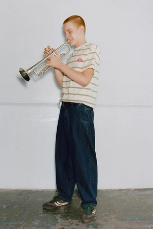 Футболка в полоску с нашивкой- Заказать в России