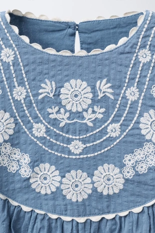 Платье с вышитыми цветами- Заказать в России