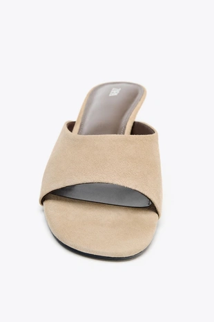 Замшевые босоножки на среднем каблуке- Заказать в России