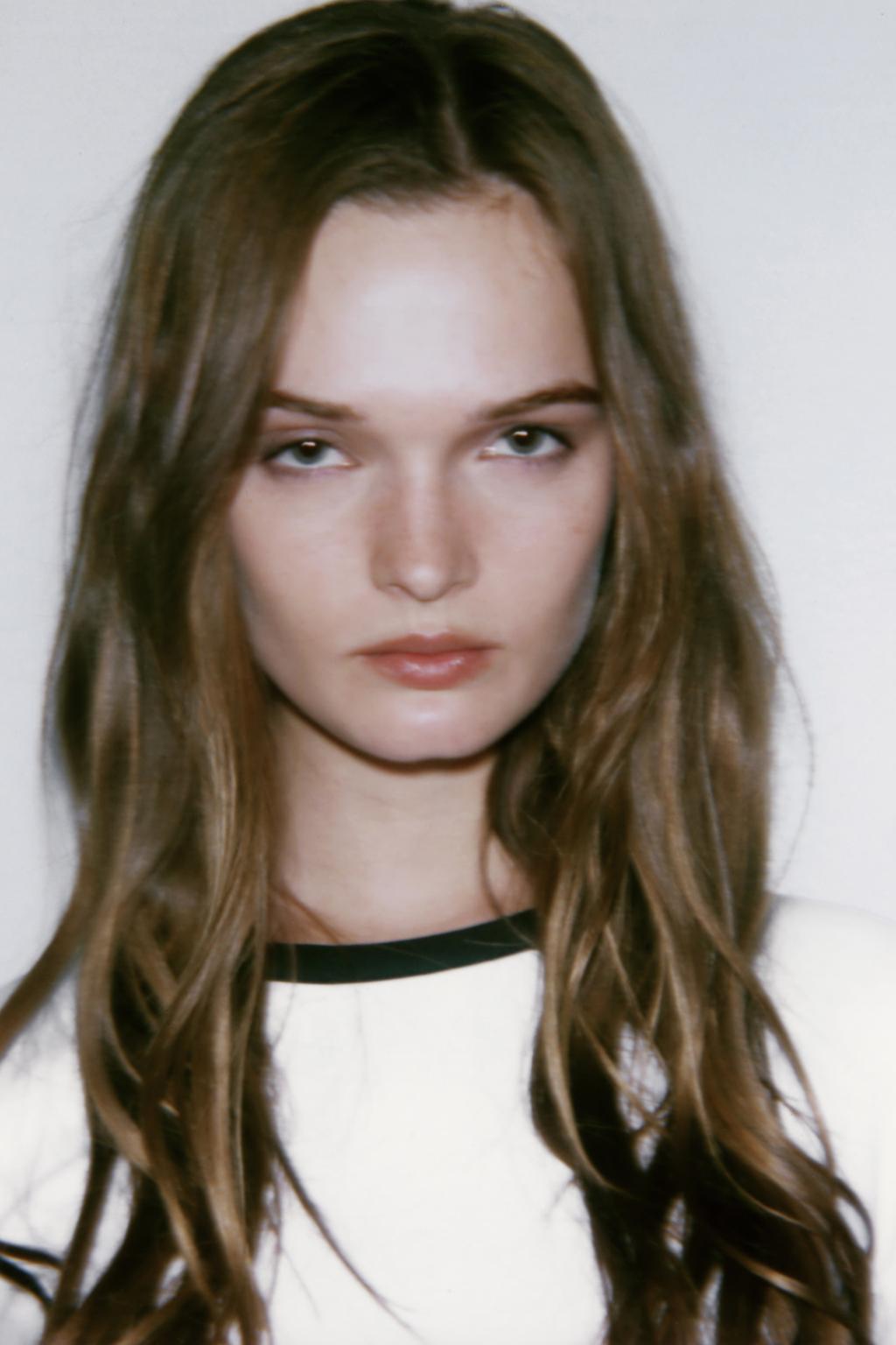 ФУТБОЛКА ZARA С ОТДЕЛКОЙ И БРОШЬЮ