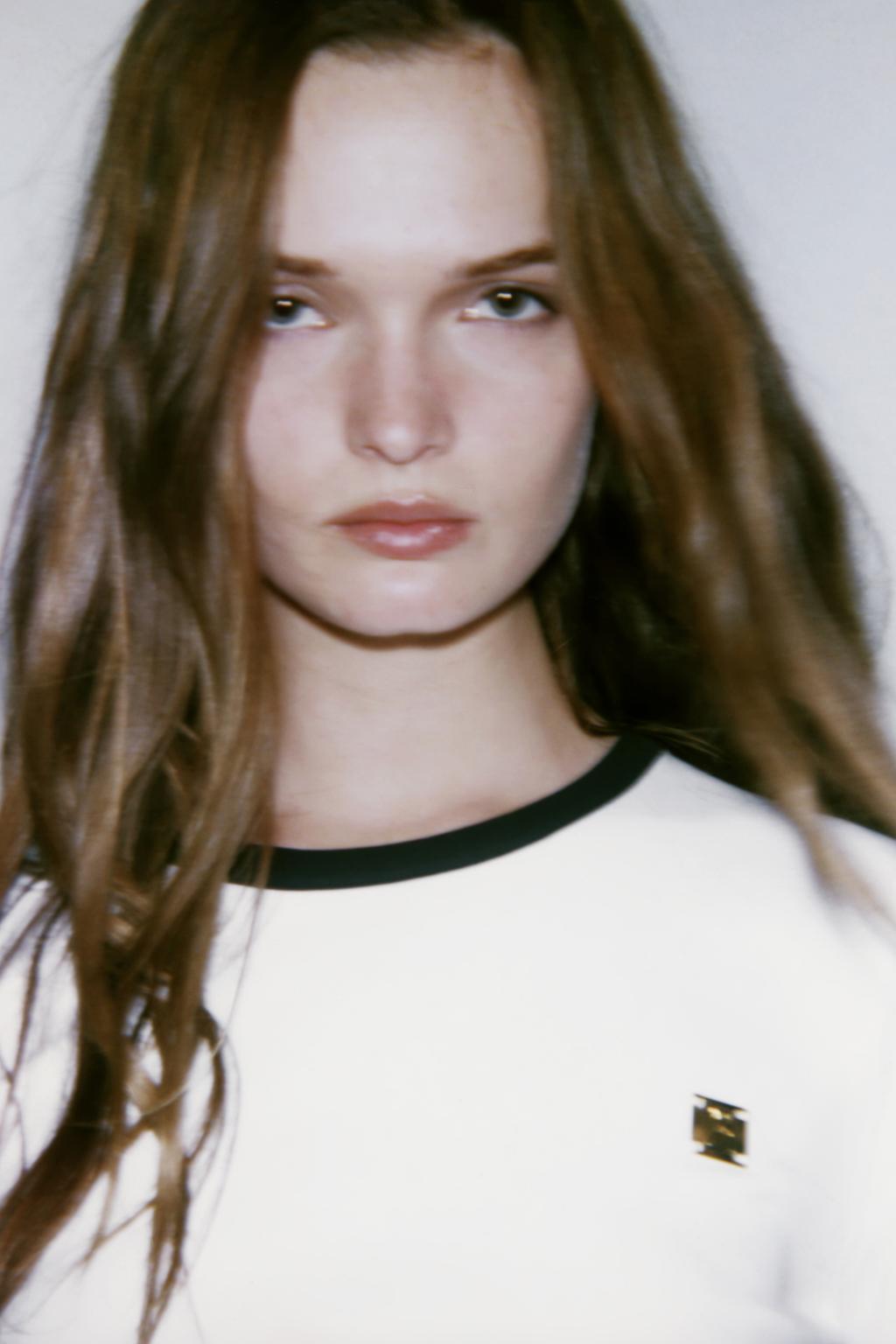 ФУТБОЛКА ZARA С ОТДЕЛКОЙ И БРОШЬЮ