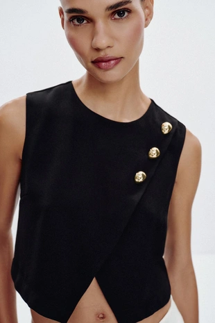 Топ с перекрестными золотистыми пуговицами- Заказать в России