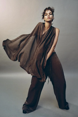 Накидка асимметричного кроя из металлизированной нити- Заказать в России