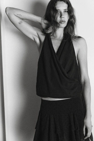 Топ с горловиной халтер и драпировкой- Заказать в России