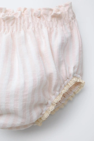 Комплект: рубашка и шорты-бермуды из сеарсакера в полоску с кружевом- Заказать в России