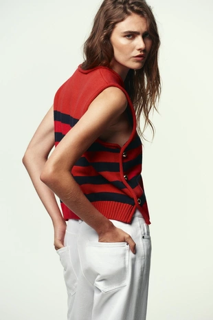 Трикотажный жилет с боковыми пуговицами- Заказать в России