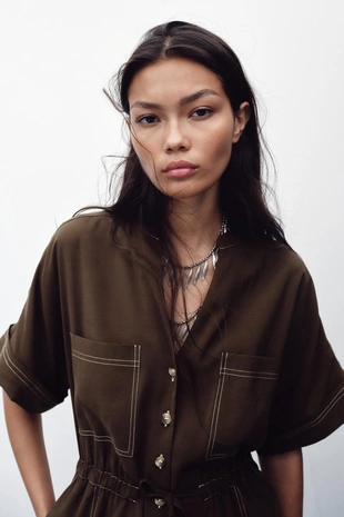 Короткий комбинезон с декоративной строчкой- Заказать в России