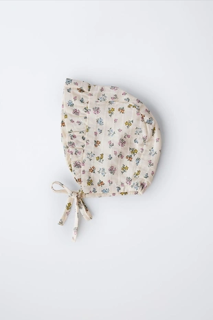 Чепчик с воланами и цветочным текстурным рисунком- Заказать в России