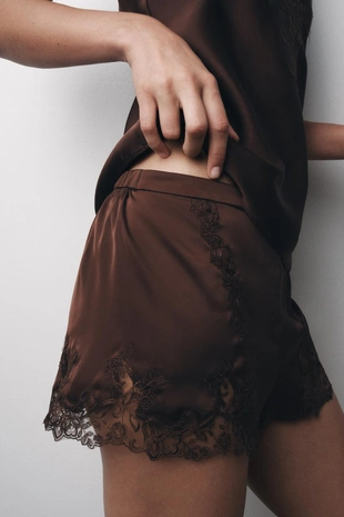Атласные шорты с вышивкой и кружевом- Заказать в России