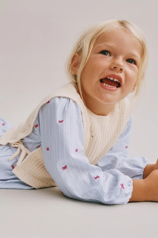 Рубашка с вышивкой «банты» и трикотажный жилет- Заказать в России