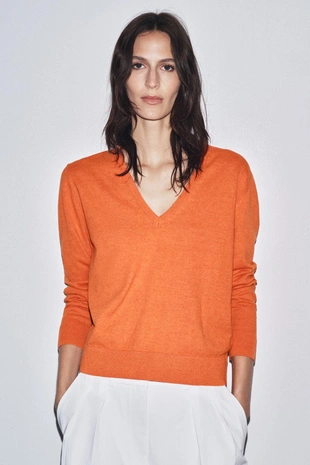 Однотонный джемпер с V-образным вырезом- Заказать в России