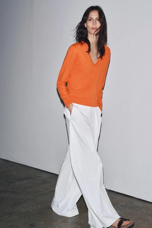 Однотонный джемпер с V-образным вырезом- Заказать в России