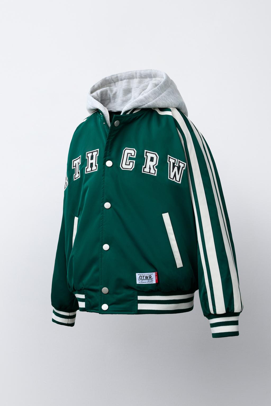 СТЕГАНЫЙ БОМБЕР В СТИЛЕ VARSITY СО СЪЕМНЫМ КАПЮШОНОМ