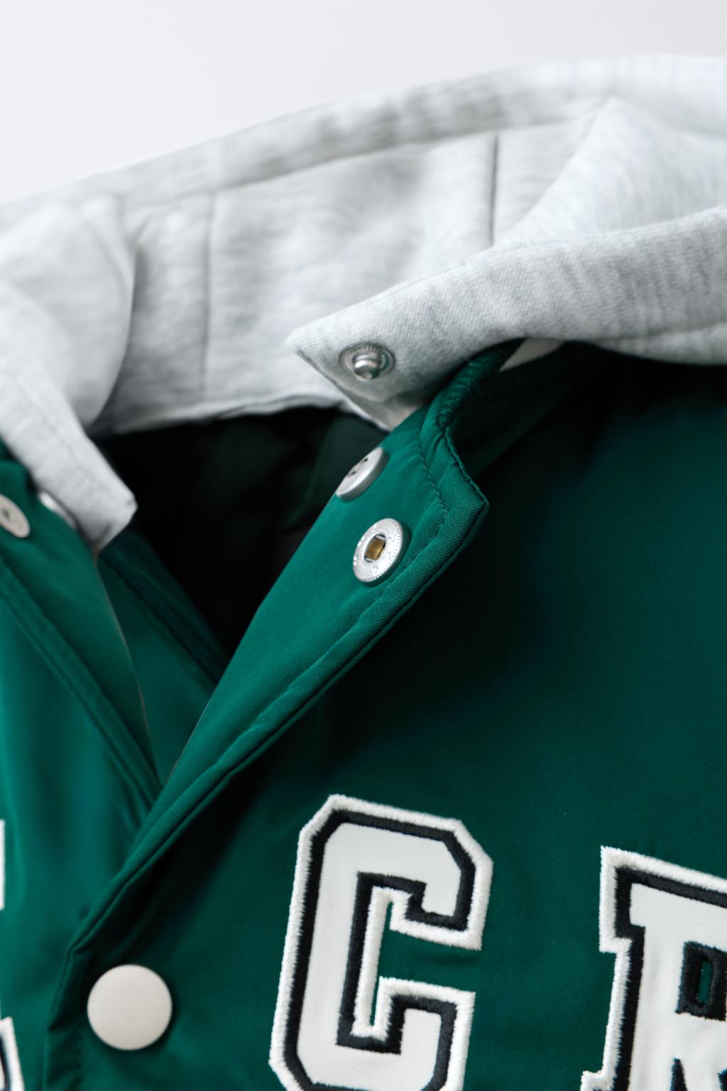 СТЕГАНЫЙ БОМБЕР В СТИЛЕ VARSITY СО СЪЕМНЫМ КАПЮШОНОМ