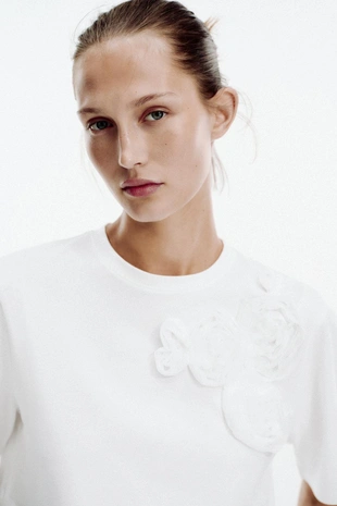 Футболка с объемными цветами