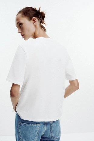 Футболка с объемными цветами