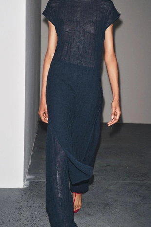 Трикотажное платье миди с эффектом жатки- Заказать в России