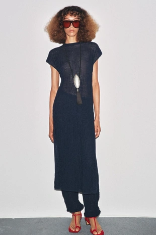 Трикотажное платье миди с эффектом жатки- Заказать в России