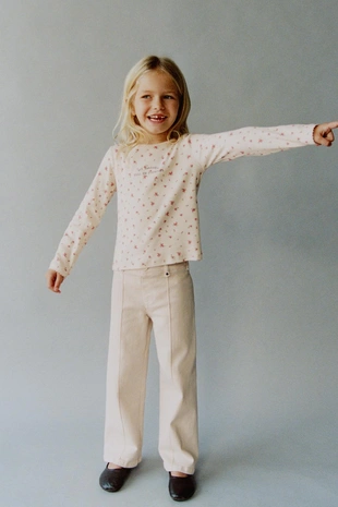 Футболка в рубчик с цветочным принтом и вышивкой- Заказать в России