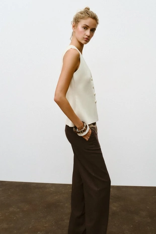 Трикотажный жилет с обтяжными пуговицами- Заказать в России