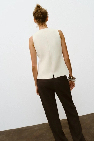 Трикотажный жилет с обтяжными пуговицами- Заказать в России