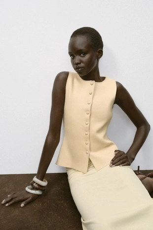 Трикотажный жилет с пуговицами- Заказать в России