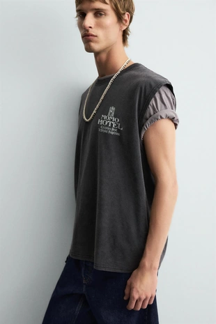 Майка с принтом и эффектом потертости- Заказать в России