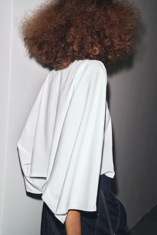 Футболка с асимметричным низом и рукавами-крылышками- Заказать в России