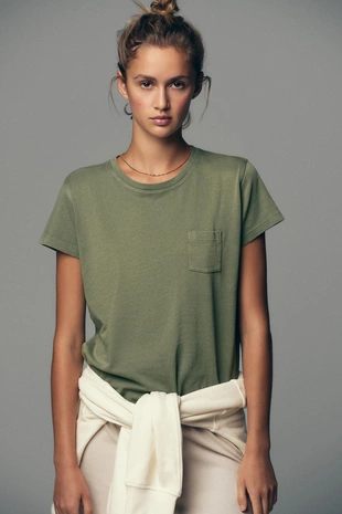Футболка из ткани с эффектом потертости с карманом- Заказать в России