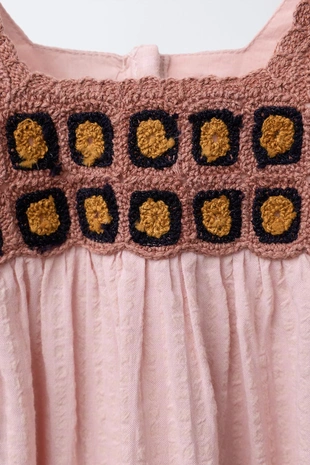 Платье с вязаной отделкой крючком - Заказать в России