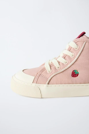 Спортивные ботинки с клубничками- Заказать в России