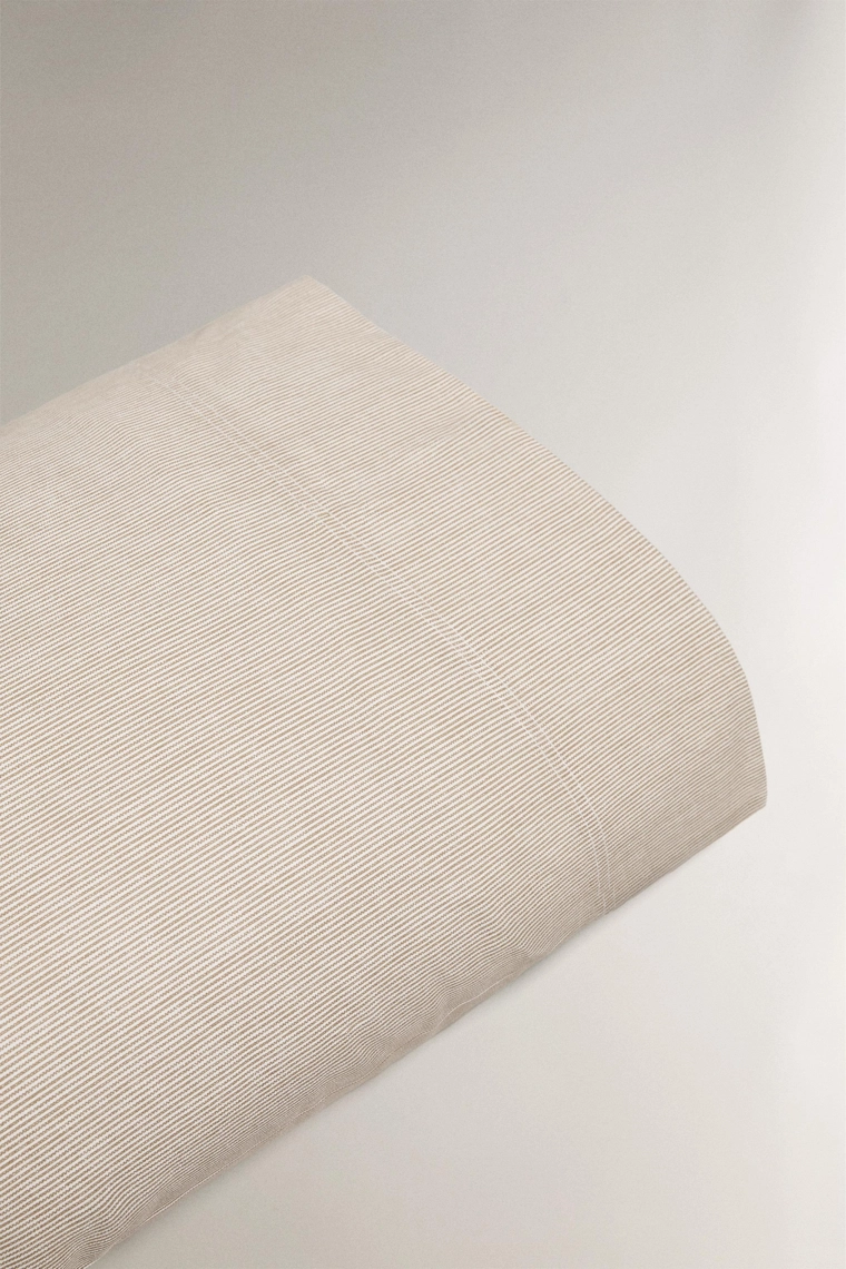 Наволочка с полосатым рисунком наизнанку