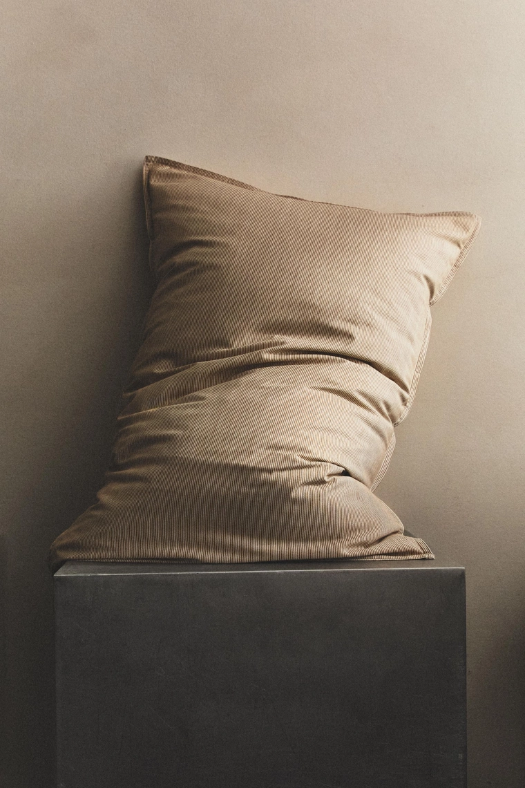 Наволочка с полосатым рисунком наизнанку