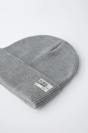 Трикотажная шапка в рубчик с этикеткой- Заказать в России