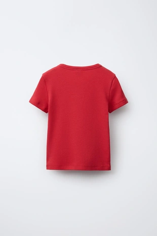 Футболка в рубчик с аппликацией из драгоценностей