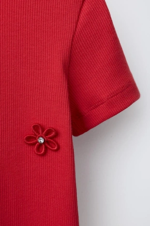 Футболка в рубчик с аппликацией из драгоценностей