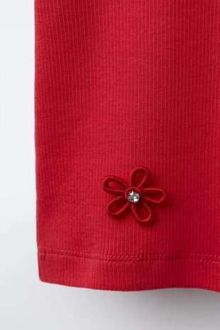 Футболка в рубчик с аппликацией из драгоценностей