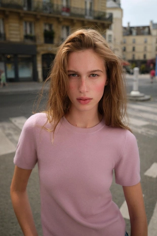 Трикотажный топ с короткими рукавами из мягкой ткани- Заказать в России