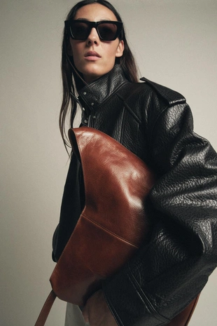 Кожаная сумка-мешок асимметричного кроя