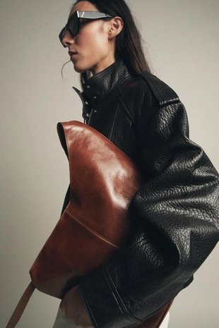 Кожаная сумка-мешок асимметричного кроя