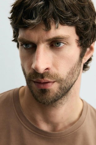 Футболка с эффектом потертости стандартного кроя- Заказать в России