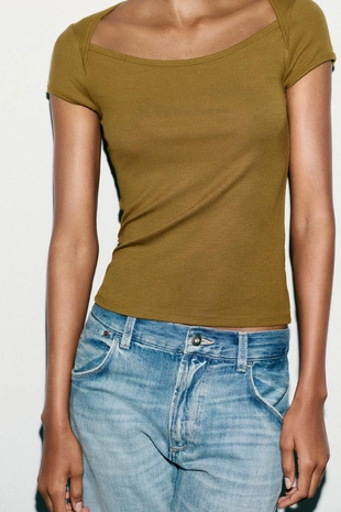 Футболка с квадратным вырезом