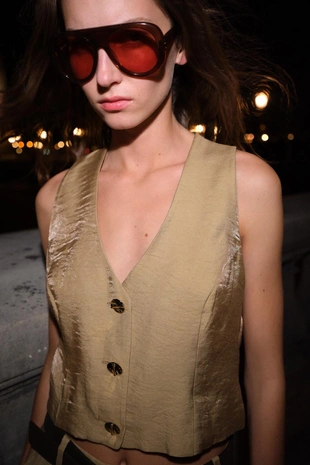 Атласный топ с золотистыми пуговицами