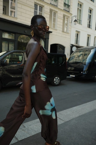 Атласные брюки с цветочным принтом- Заказать в России