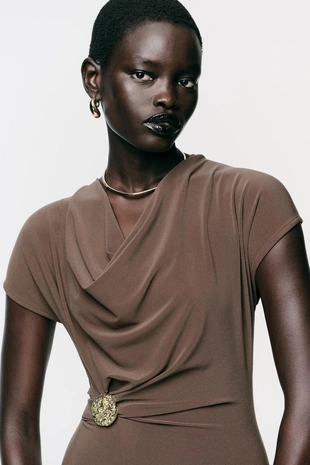 Платье со сборками и фурнитурой- Заказать в России