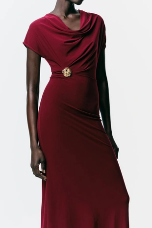 Платье со сборками и фурнитурой